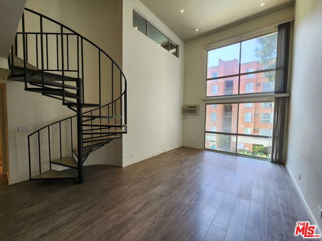 1440 Veteran Avenue, Los Angeles CA: https://media.crmls.org/mediaz/5fdb5f7c-32db-4634-a515-b71328785c1e.jpg