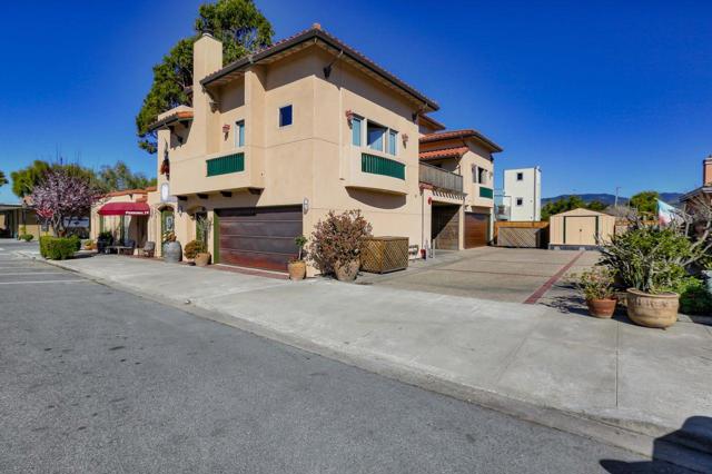 725 Correas Street, Half Moon Bay CA: https://media.crmls.org/mediaz/5fdb6aa0-3314-40df-a606-f40a69be9e5f.jpg