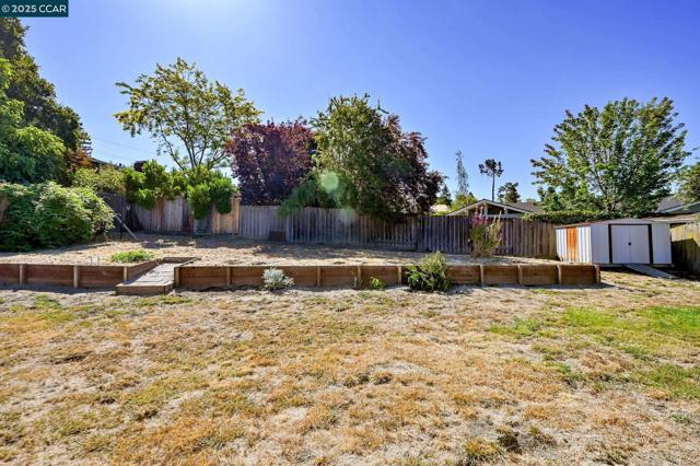 5 Dickenson Dr, Moraga CA: https://media.crmls.org/mediaz/5fdc8f28-4727-423c-946c-3d934fcdfc5f.jpg