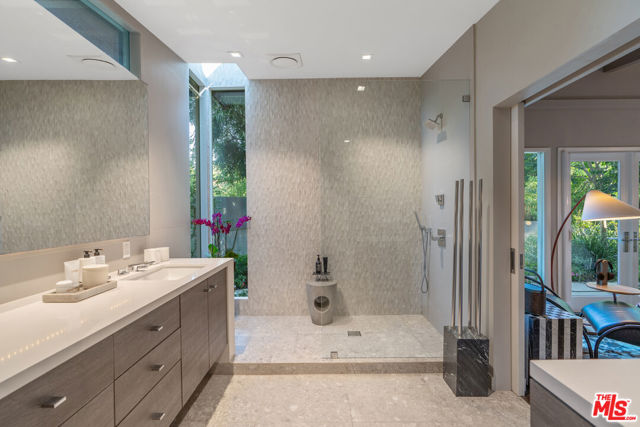 8581 Appian Way, Los Angeles CA: https://media.crmls.org/mediaz/5fdd1e1e-513c-4138-9599-dc3f1d8580fd.jpg