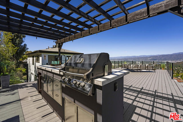 7308 Pacific View Drive, Los Angeles CA: https://media.crmls.org/mediaz/5fdd610e-425f-4479-b3fb-b743ce8c5f9e.jpg