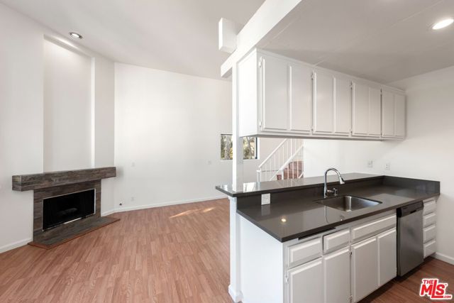 4628 Don Lorenzo Drive, Los Angeles CA: https://media.crmls.org/mediaz/5fdd9437-f4d6-47da-b022-6c6b813d6280.jpg