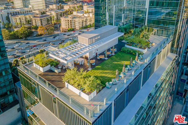 877 Francisco Street, Los Angeles CA: https://media.crmls.org/mediaz/5fde01ab-36ea-4f2a-9672-19f57d6e99dc.jpg