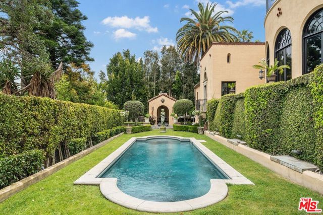 4320 Cedarhurst Circle, Los Angeles CA: https://media.crmls.org/mediaz/5fdfce74-09df-4af3-8936-9c12d070dacd.jpg