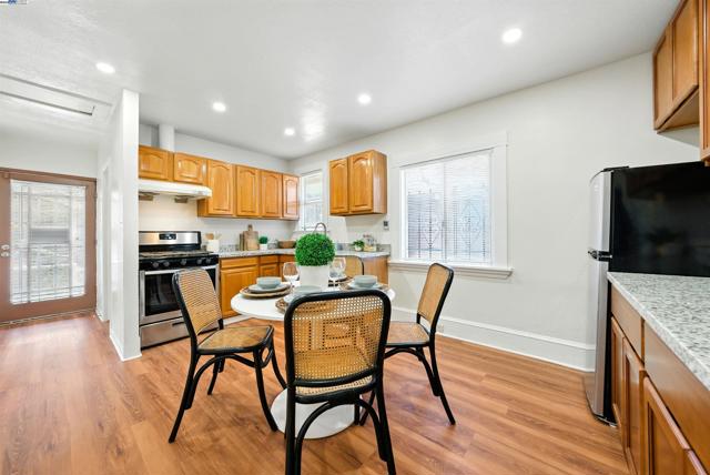 2539 Grande Vista Ave, Oakland CA: https://media.crmls.org/mediaz/5fe0794e-166a-4ad2-b066-8b44f1e79c72.jpg