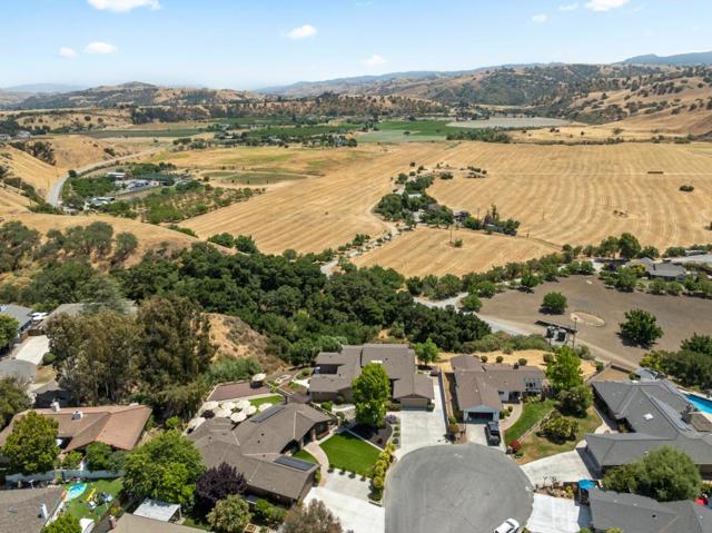38 Barbras Court, Hollister CA: https://media.crmls.org/mediaz/5fe11884-d008-4987-a2b8-d6256ba7ad9b.jpg