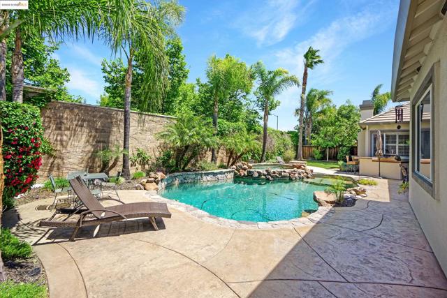 1117 Teal Ct, Brentwood CA: https://media.crmls.org/mediaz/5fe23499-63a5-4036-b514-6d31c640222f.jpg