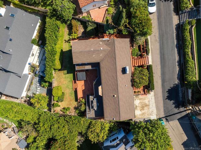 7850 Roseland Dr, La Jolla CA: https://media.crmls.org/mediaz/5fe25716-73f6-4a69-bde5-12a023584900.jpg