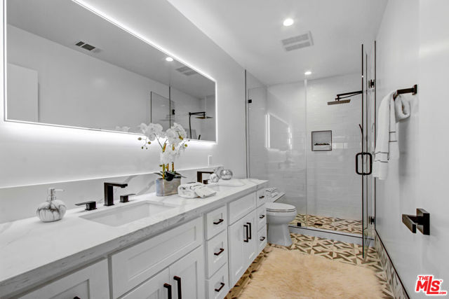 4130 Mclaughlin Avenue, Culver City CA: https://media.crmls.org/mediaz/5fe27058-70c0-441f-84f8-3ebde88ca786.jpg
