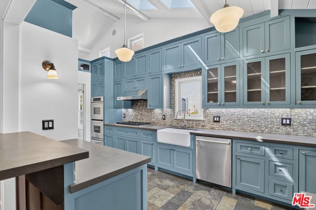 12151 La Maida Street photo 10