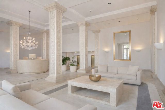 9249 Burton Way, Beverly Hills CA: https://media.crmls.org/mediaz/5fe3ff7b-87c7-4c4f-b135-89816e0ca6c7.jpg