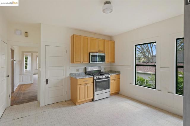 1406 Kains Ave, Berkeley CA: https://media.crmls.org/mediaz/5fe5ac23-50e8-487a-bf51-73f929786c54.jpg