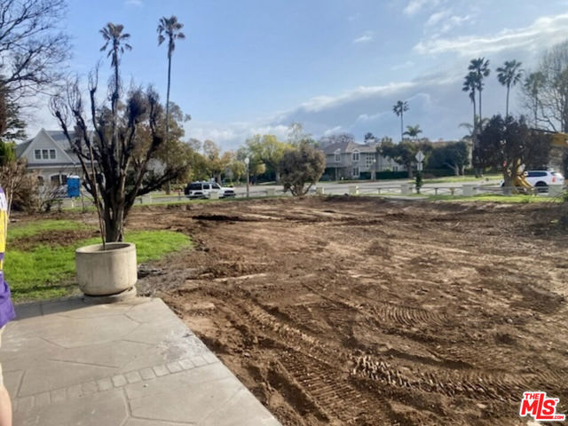 14827 Pampas Ricas Boulevard, Pacific Palisades CA: https://media.crmls.org/mediaz/5fe60811-8d06-4c0d-b212-205df114f734.jpg