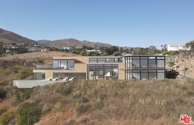 6111 Kanan Dume Road, Malibu CA: https://media.crmls.org/mediaz/5fe6aacc-524d-44ec-a067-e01f8ecad711.jpg