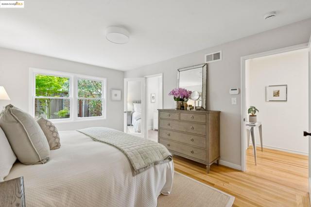2250 Bywood Dr, Oakland CA: https://media.crmls.org/mediaz/5fe6b162-9794-408d-97a4-f57cf2c97103.jpg