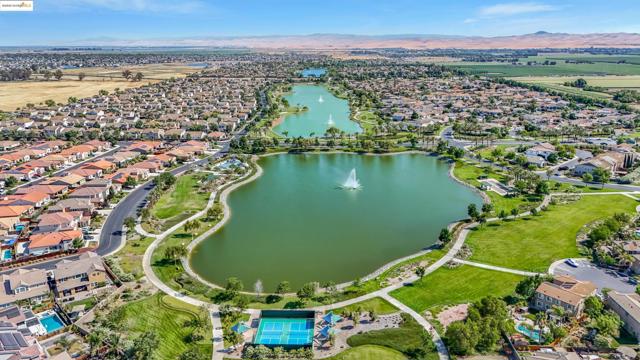 542 Harbor Cove Cir, Discovery Bay CA: https://media.crmls.org/mediaz/5fe6f47d-1b26-4ca2-9bb7-02aa3a5f39eb.jpg