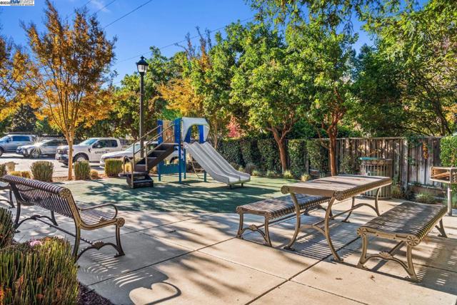 3404 Fostoria Way, Danville CA: https://media.crmls.org/mediaz/5fe735de-8a47-4605-916b-1f05f7fad308.jpg