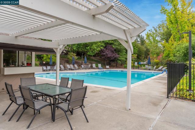 1430 Tampico Pl, Walnut Creek CA: https://media.crmls.org/mediaz/5fe81e80-2caa-4d2f-9f80-091f39c79a70.jpg