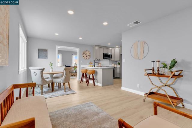 206 Princeton Ave, Vallejo CA: https://media.crmls.org/mediaz/5fe83bb9-80fd-46bf-813e-026e6c2310e9.jpg