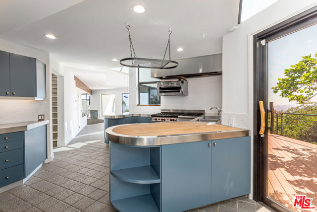 8424 Grand View Drive, Los Angeles CA: https://media.crmls.org/mediaz/5fe86f31-ec81-4ff7-bb25-75c2d878232b.jpg