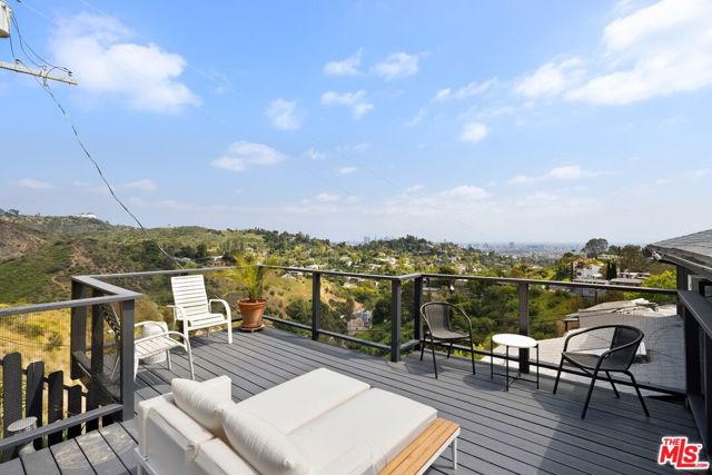 2860 Hollyridge Drive, Los Angeles CA: https://media.crmls.org/mediaz/5fe914c0-1868-4494-8a2a-ad5320f6e85d.jpg