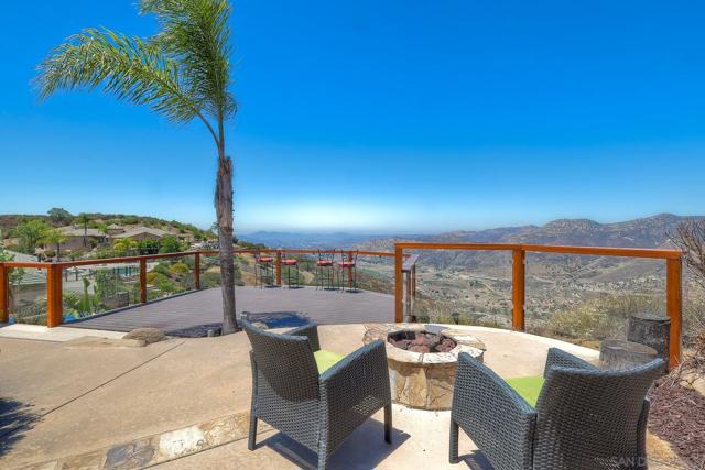 15068 Creek Hills Rd, El Cajon CA: https://media.crmls.org/mediaz/5fe97352-f4cc-40ff-81d3-675b4966c881.jpg