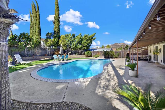 14152 Kendra Way, Poway CA: https://media.crmls.org/mediaz/5fea0c87-e200-4de1-b7b2-42e01f341fba.jpg