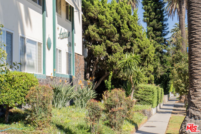 4579 Ambrose Avenue, Los Angeles CA: https://media.crmls.org/mediaz/5fea68af-e1f5-4a79-846c-e6c10fece807.jpg