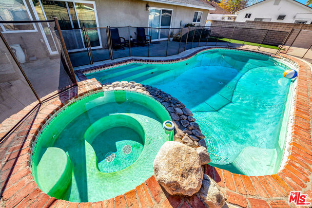 2425 Dusan Street, Simi Valley CA: https://media.crmls.org/mediaz/5feb63b8-3565-460c-8194-4756edc31de7.jpg