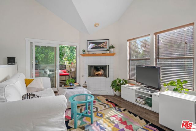 4224 Madison Avenue, Culver City CA: https://media.crmls.org/mediaz/5febd603-8ade-4c78-9c7b-f6a786cead8c.jpg
