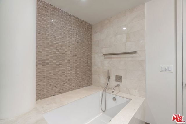 1755 Ocean Avenue, Santa Monica CA: https://media.crmls.org/mediaz/5fec5e38-47ef-49fa-8477-6a1a805131ed.jpg