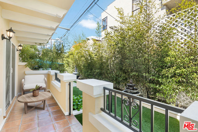 910 N Alfred Street, West Hollywood CA: https://media.crmls.org/mediaz/5fedc792-b847-485e-b41f-47806b4a3001.jpg