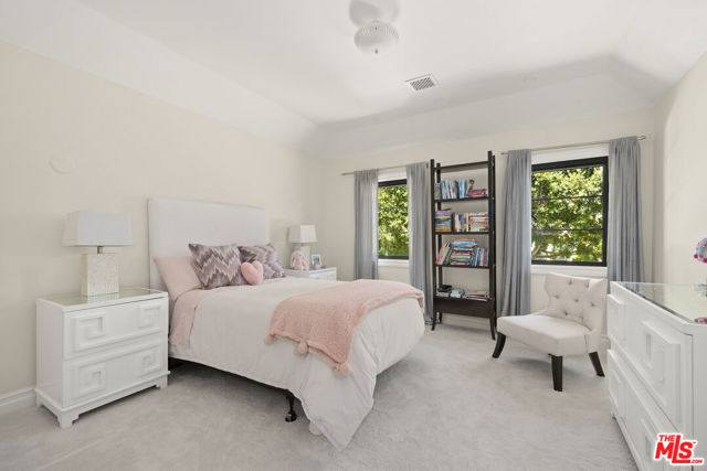 2325 Duxbury Circle, Los Angeles CA: https://media.crmls.org/mediaz/5fedd5a5-887d-4cdb-90a0-b40eafbddd67.jpg
