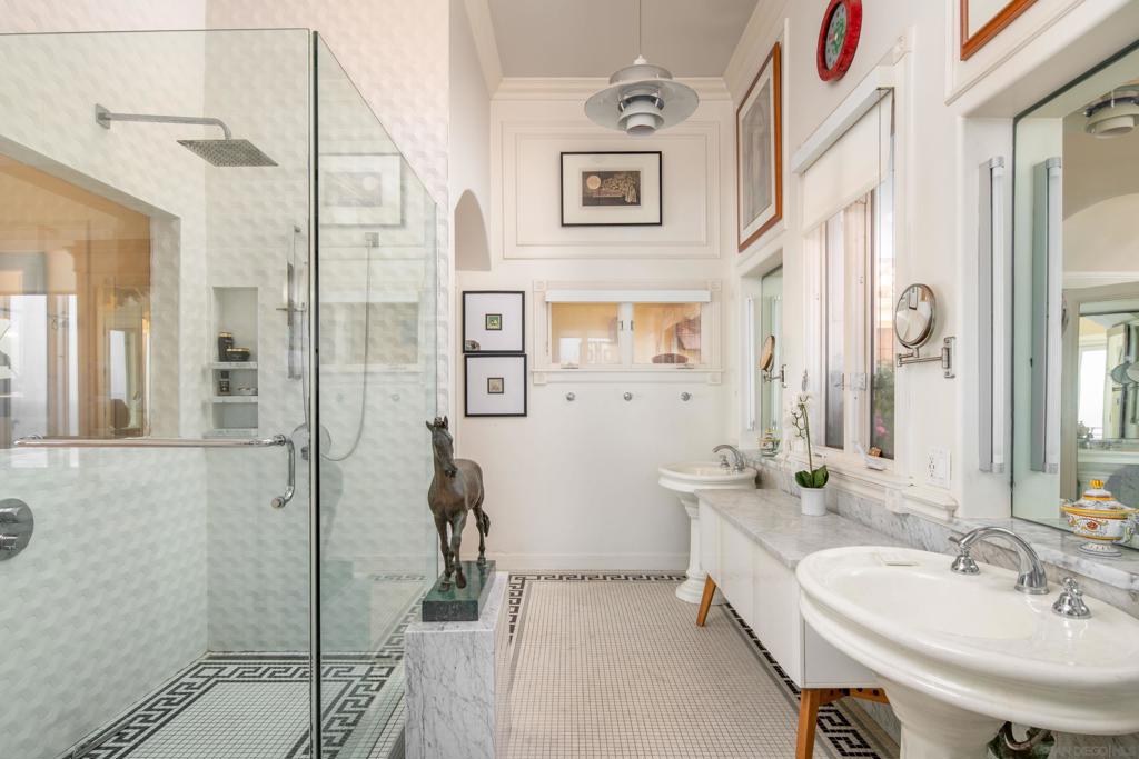 https://media.crmls.org/mediaz/5fee40ec-0c5a-4972-8bf2-ba885dcfbc9d.jpg?preset=X-Large