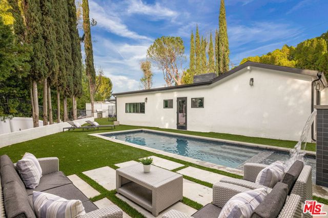 16733 Oak View Drive, Encino CA: https://media.crmls.org/mediaz/5fee465b-c628-4e90-bbe6-1b69b98f9e53.jpg