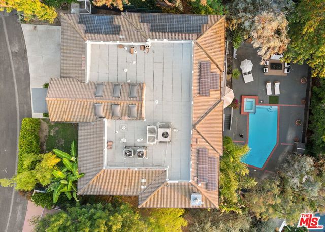 3275 N Knoll Drive, Los Angeles CA: https://media.crmls.org/mediaz/5fef1ecb-6a6e-45f1-a726-e7e1370b4407.jpg
