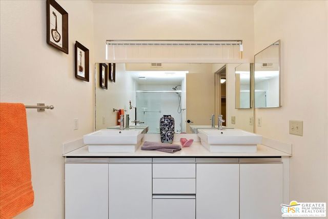 1326 N Tiffany Circle, Palm Springs CA: https://media.crmls.org/mediaz/5fef87c2-fc88-4fb3-84cc-d9903cb112de.jpg