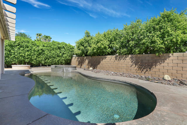 Image 33 of 42 For 78354 Calico Glen Drive