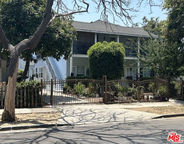 6640 Leland Way, Los Angeles CA: https://media.crmls.org/mediaz/5fefa7ad-20cc-44e8-8ccf-56349c1f5edb.jpg