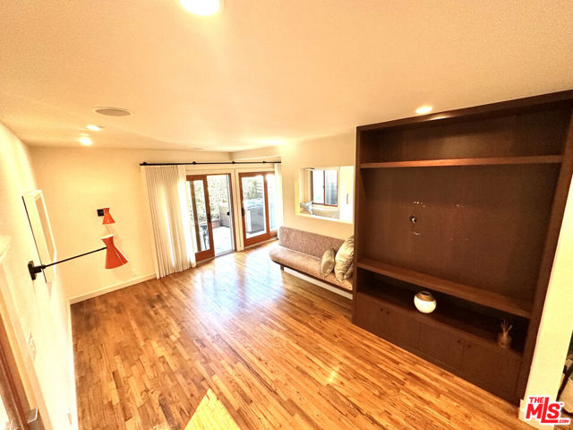 27 18th Avenue, Venice CA: https://media.crmls.org/mediaz/5ff05ce6-2428-4a8a-b4b0-3facfdfa5c22.jpg