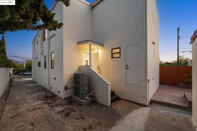 1207 Cedar St, Berkeley CA: https://media.crmls.org/mediaz/5ff0dc9d-1382-4daf-8426-1cb2ebcad807.jpg