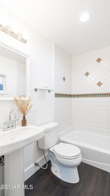 5726 Donna Avenue, Tarzana CA: https://media.crmls.org/mediaz/5ff11b97-5bdb-4a40-a5ff-7ec9fcb475ad.jpg