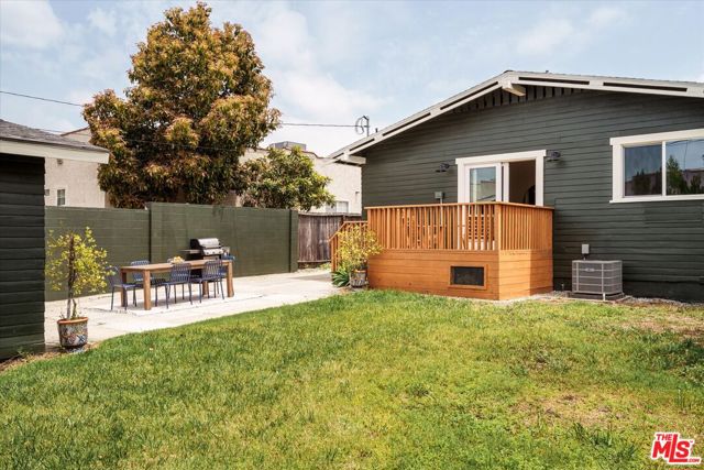 2041 S Palm Grove Avenue, Los Angeles CA: https://media.crmls.org/mediaz/5ff13c65-2f51-4908-bb12-6396d25a2272.jpg