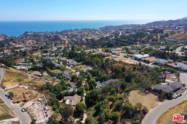 1243 Las Lomas Avenue, Pacific Palisades CA: https://media.crmls.org/mediaz/5ff161fc-e26f-42b0-b112-04e0c521ee76.jpg