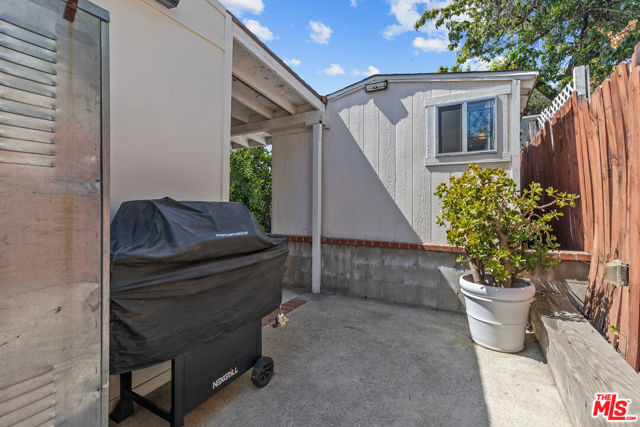 6841 Haywood Street, Tujunga CA: https://media.crmls.org/mediaz/5ff16d29-54df-4c82-8a93-496ce5ffb943.jpg