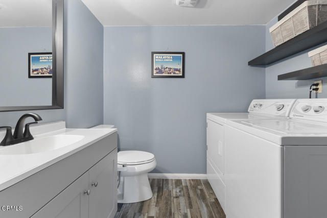 Detail Gallery Image 13 of 31 For 13561 Valerio St a,  Van Nuys,  CA 91405 - 3 Beds | 3 Baths