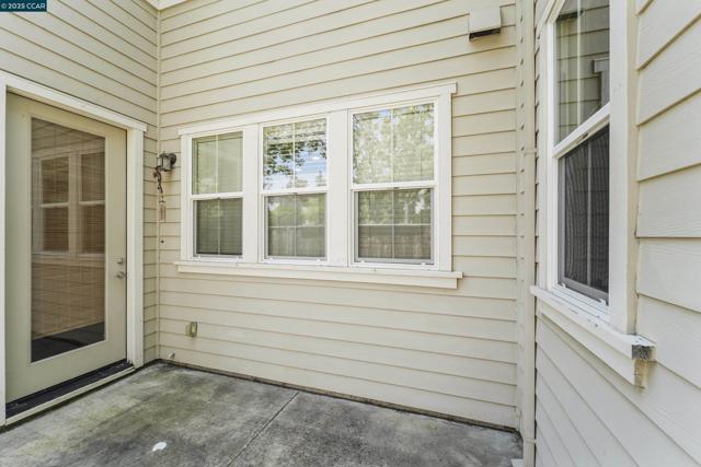 513 Lexington Dr, Vallejo CA: https://media.crmls.org/mediaz/5ff24ab7-649f-4baf-b58d-c292846623f9.jpg