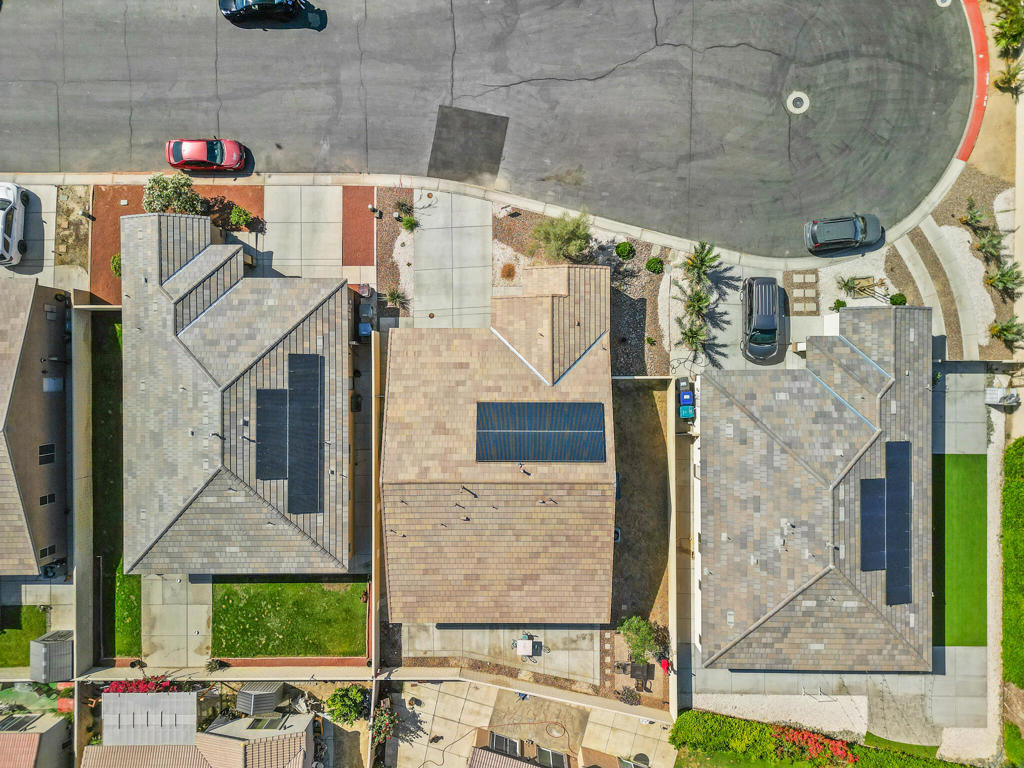 https://media.crmls.org/mediaz/5ff272a2-3535-48b5-8568-89a3a1bfbc1d.jpg?preset=X-Large