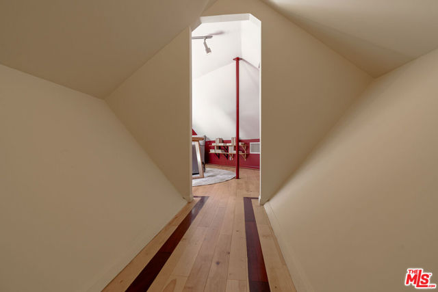 3105 Ledgewood Drive, Los Angeles CA: https://media.crmls.org/mediaz/5ff28d94-d9ff-4877-b90d-854d88a9190c.jpg