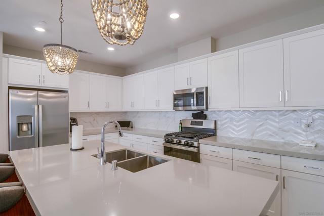 2304 Trevi Cir, Chula Vista CA: https://media.crmls.org/mediaz/5ff30ff7-15d0-4124-8fdb-7d6eb7a894e1.jpg